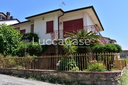 Foto Villa a schiera a Massarosa Massarosa Paese di 141 m² con 7 locali
