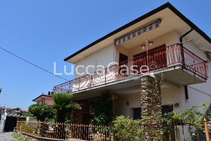 Foto Villa a schiera a Massarosa Massarosa Paese di 141 m² con 7 locali