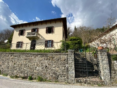 Foto Casa indipendente a Castiglione di Garfagnana di 280 m² con 4 locali
