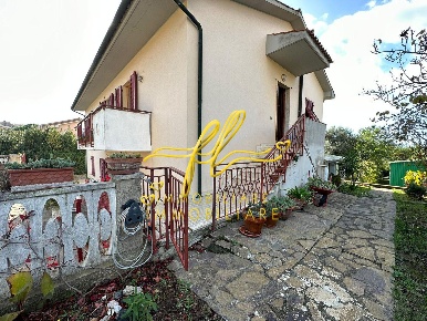 Foto Villa unifamiliare a Guardistallo di 154 m² con 8 locali in vendita