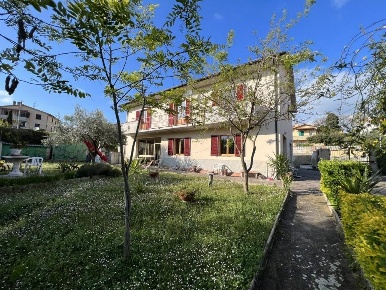 Foto Casa indipendente a Guardistallo di 250 m² con 9 locali in vendita