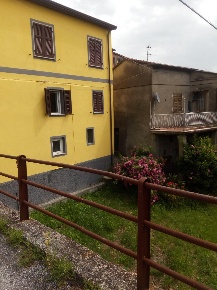 Foto Villa unifamiliare a Tresana Centro di 100 m² con 6 locali in vendita