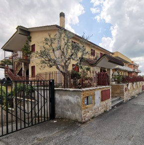Foto Appartamento in Via Gattinara 105, Roma di 100 m² in vendita