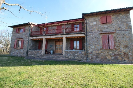 Foto Villa unifamiliare a Monticiano Centro di 370 m² con 11 locali