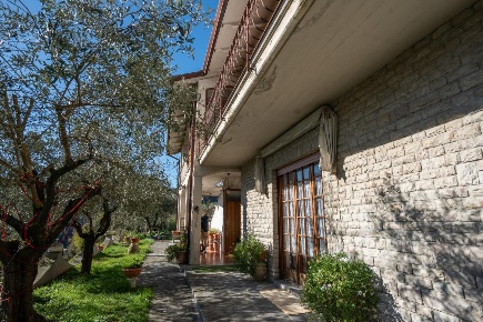 Foto Villa unifamiliare a Calice al Cornoviglio di 400 m² con 10 locali