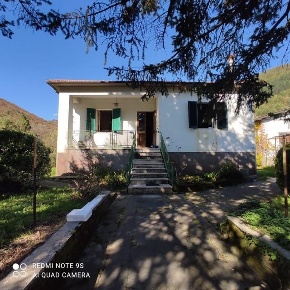 Foto Casa indipendente a Minucciano Centro di 160 m² con 6 locali