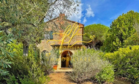Foto Casa indipendente a Guardistallo di 236 m² con 8 locali in vendita