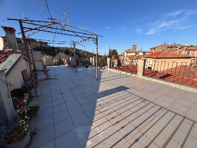 Foto Appartamento a Chianni Centro di 194 m² con 8 locali in vendita