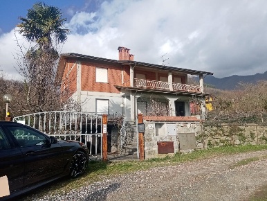 Foto Casa indipendente a Bagnone Centro di 300 m² con 10 locali in vendita