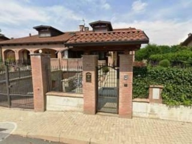 Foto Villa unifamiliare a Lombardore di 229 m² con 6 locali in vendita