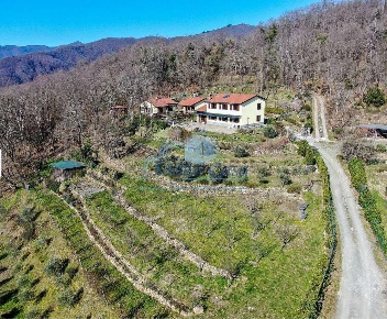 Foto Villa unifamiliare a Tresana Centro di 230 m² con 11 locali in vendita