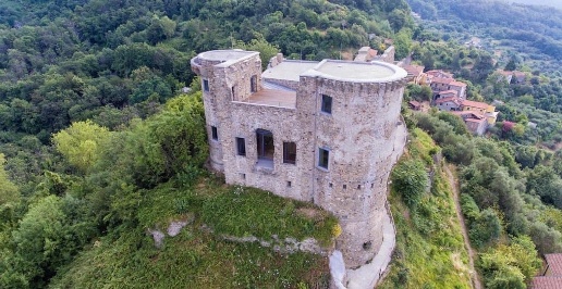 Foto Casa indipendente a Calice al Cornoviglio di 300 m² con 10 locali