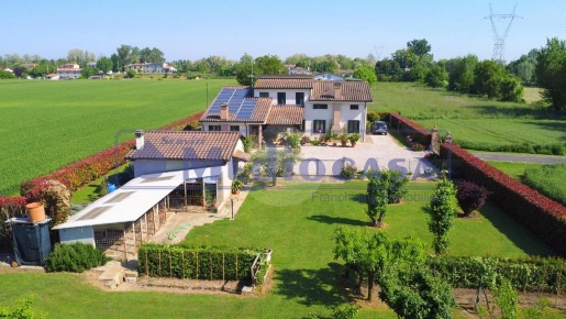 Foto Villa unifamiliare in via umbertiana, Castelguglielmo Centro di 279 m²