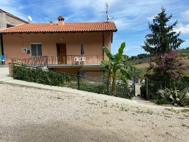 Foto Villa bifamiliare in C/da Santa Maria, Cermignano di 160 m² in vendita