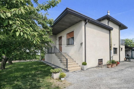 Foto Villa unifamiliare in Via Risorgimento, Rovigo di 170 m² con 11 locali