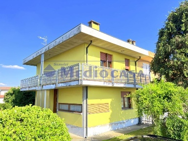 Foto Villa bifamiliare in via valdentro, Villanova del Ghebbo di 143 m²