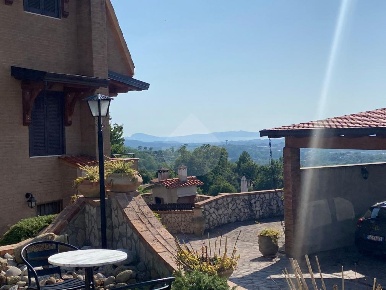 Foto Villa unifamiliare in VIA CADORNA, Minturno di 280 m² con 10 locali