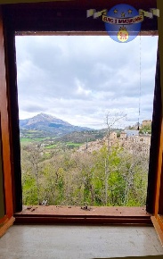 Foto Villa unifamiliare a Montefortino di 300 m² con 10 locali in vendita
