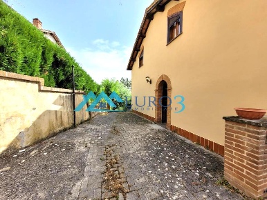 Foto Villa unifamiliare a Montefortino di 90 m² con 5 locali in vendita