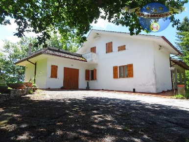 Foto Villa unifamiliare a Force di 300 m² con 10 locali in vendita