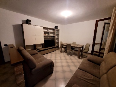 Foto Appartamento a Cadeo Centro di 90 m² con 4 locali in vendita