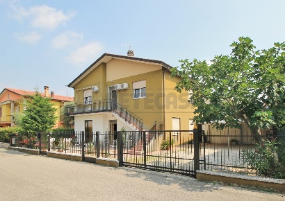 Foto Villa singola in Via G. Pascoli 7, Montecchio Maggiore di 259 m²