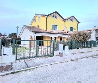 Foto Villa bifamiliare in Via P. Nenni 18, Gavello Centro di 190 m²