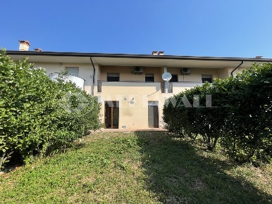 Foto Villa a schiera a Arba Centro di 180 m² con 7 locali in vendita