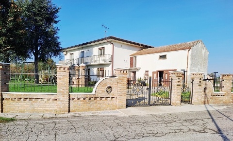 Foto Villa singola a Papozze Braglia di 310 m² con 13 locali in vendita