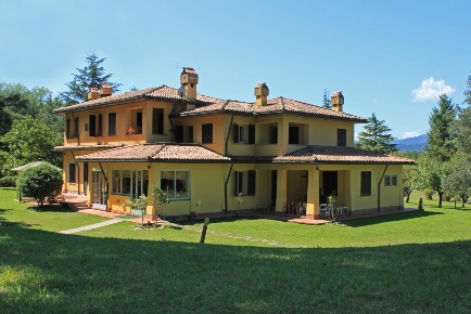 Foto Villa unifamiliare a Bagnone di 942 m² con 25 locali in vendita