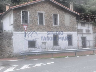 Foto Villa singola in Via Provinciale, Badalucco di 420 m² con 8 locali