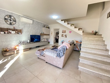 Foto Villa bifamiliare in Piazza Ugo Zagato, Gavello Centro di 235 m²