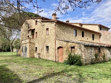 Foto Appartamento in Via Sisto Longo, Guardistallo di 344 m² con 7 locali