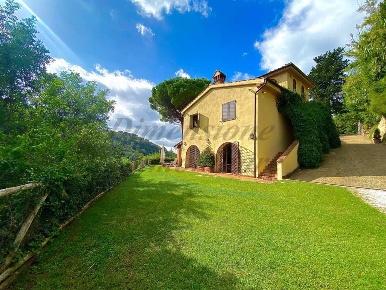 Foto Villa unifamiliare in Via della Fonte Vecchia 9, Riparbella di 380 m²