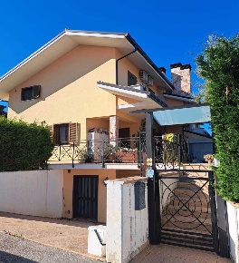 Foto Villa a schiera in Via San Giorgio 99, Treglio di 210 m² con 6 locali