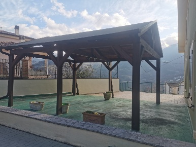 Foto Villa bifamiliare in SP72 14, Farindola Centro di 250 m² con 10 locali