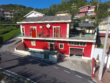 Foto Villa bifamiliare in SP72 14, Farindola Centro di 250 m² con 10 locali
