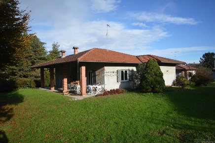 Foto Villa unifamiliare a Comignago Centro di 215 m² con 5 locali