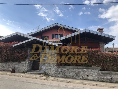 Foto Villa singola in Via Pezza, Mesenzana di 470 m² con 12 locali