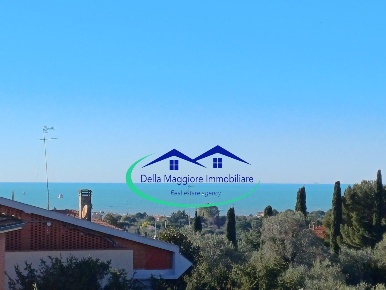 Foto Villa bifamiliare in piazza delle carrozze 3, Livorno di 291 m²