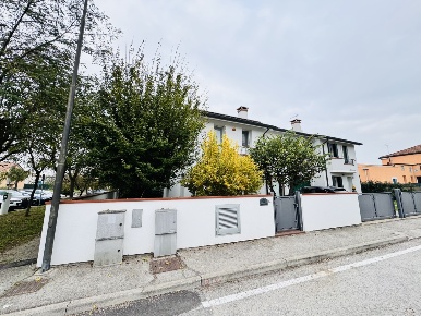 Foto Villa bifamiliare a Bosaro Centro di 180 m² con 7 locali in vendita