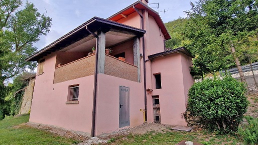 Foto Villa singola in Via Cola 5, Vetto di 120 m² con 6 locali in vendita