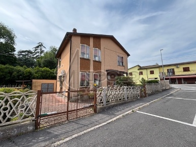 Foto Villa singola a Pincara di 188 m² con 8 locali in vendita