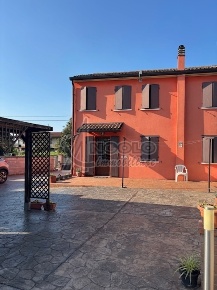Foto Villa unifamiliare a Pincara di 120 m² con 6 locali in vendita
