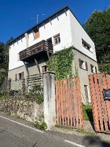 Foto Villa unifamiliare in via Scalini 38, Brunate di 250 m² con 9 locali