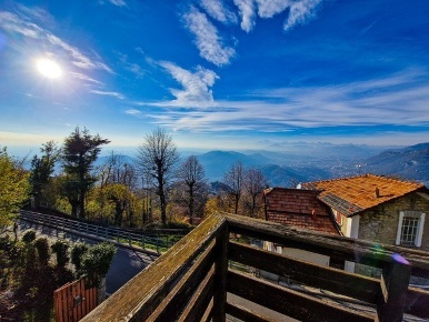 Foto Villa unifamiliare in via Scalini 38, Brunate di 250 m² con 9 locali