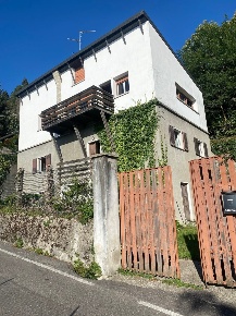 Foto Villa unifamiliare in via Scalini 38, Brunate di 250 m² con 9 locali
