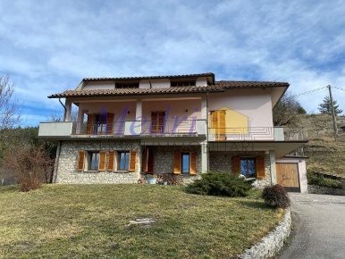 Foto Villa unifamiliare a Verghereto Centro di 400 m² con 10 locali