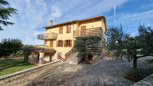 Foto Villa unifamiliare in Via San Egidio, Guardea Centro di 450 m²