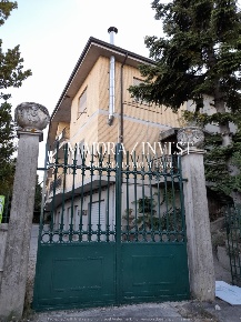Foto Villa singola a Montalto delle Marche Centro di 600 m² con 21 locali
